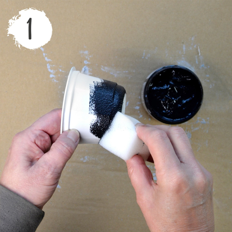 <p>Dab on a thin layer of ceramic effect with a sponge and allow to dry. Repeat this step for a second layer.</p>