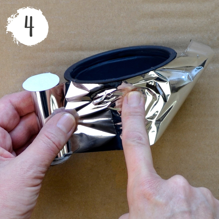 <p>Place the foil with the glossy side facing up and rub on firmly.</p>